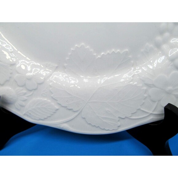 Wedgwood Strawberry and Vine 11" Dinner Plate - Picture 2 of 10